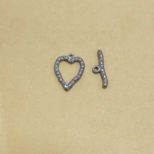 Détail d'un fermoir à bascule en forme de cœur en acier inoxydable pour création de bijoux