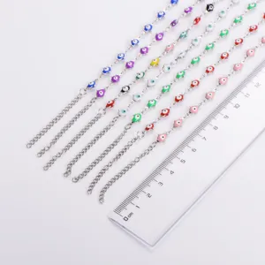 Vista dettagliata di braccialetti Hamsa in acciaio inox con righello per riferimento taglia