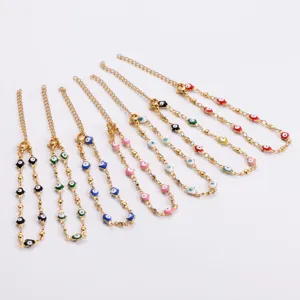 Dettaglio di sei bracciali colorati con ciondolo malocchio in acciaio placcato oro regolabile.