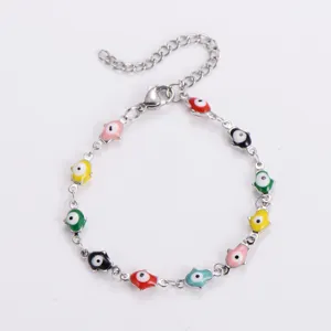Dettaglio di un bracciale con mano di Fatima colorata realizzato in robusto acciaio inossidabile