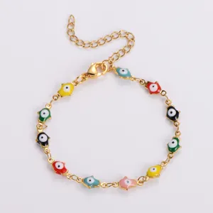 Dettaglio di un bracciale in acciaio inossidabile con ciondoli colorati Mano di Fatima