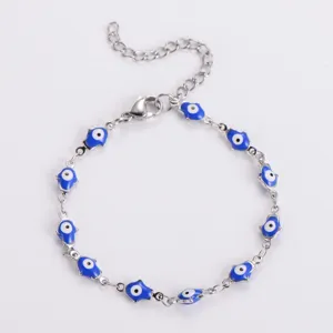 Dettaglio del bracciale in acciaio inossidabile mano di Hamsa con charms occhio blu