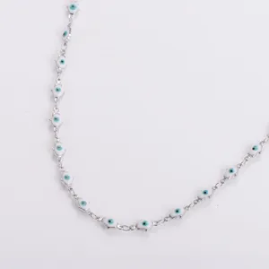 Dettaglio ravvicinato della collana mano di Hamsa in acciaio inox e smalto blu