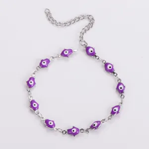 Dettaglio del bracciale in acciaio inox con ciondoli a mano di Hamsa viola
