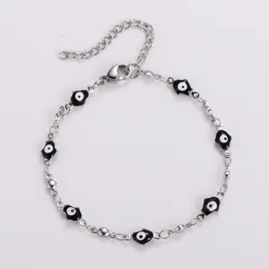 Vista dettagliata del bracciale Hamsa in acciaio inossidabile con ciondoli malocchio neri