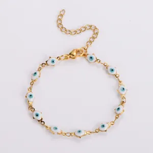 Dettaglio del bracciale Hamsa in acciaio inox dorato con decorazioni occhio blu