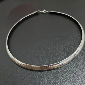 Collier Ras du Cou Minimaliste en Acier Inoxydable Chaîne Serpent Plate Omega pour Femmes Anneau de Cou Simple Poli Bijoux de Mode