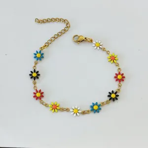 Dettaglio dei ciondoli a margherita colorati su un bracciale in acciaio inossidabile