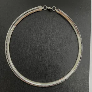 Vue détaillée d'un collier ras de cou élégant en acier inoxydable argenté pour femme