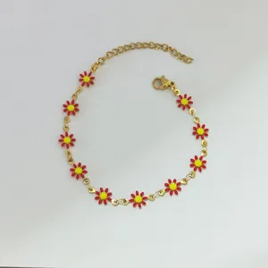 Vista dettagliata di un bracciale in acciaio inox con margherite rosse e gialle
