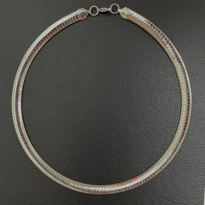 Collier choker oméga plat minimaliste en acier inoxydable pour femmes, finition argentée