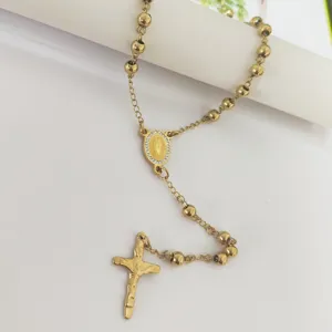 Primo piano della collana rosario in acciaio inossidabile dorato con medaglia di cristallo