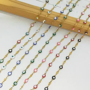 Detalle de collares de cadena dorada con coloridas cuentas de esmalte de ojo turco