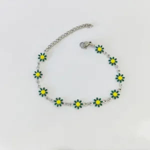 Dettaglio del bracciale in acciaio inossidabile con ciondoli margherita