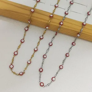 Detalle de collares de ojo turco en acero inoxidable con cuentas rojas oro y plata