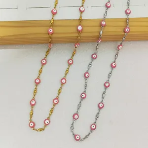 Detalle de collares de ojo turco rosa con cadenas de acero inoxidable oro y plata.