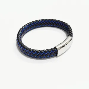 Detailaufnahme eines maskulinen schwarz-blauen Lederarmbands mit robustem Edelstahlverschluss