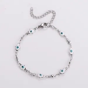Vista dettagliata del bracciale mano di Hamsa in acciaio inox con ciondoli malocchio