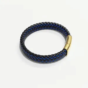 Detail eines schwarz-blauen geflochtenen Lederarmbands für Herren mit goldenem Edelstahl-Verschluss
