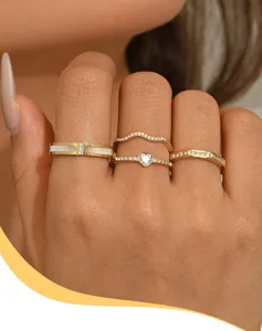 Juego de anillos dorados estilo coreano con detalles de corazón y strass