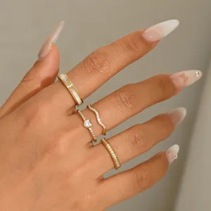 Conjunto de anillos dorados de estilo coreano minimalista con circón de corazón para mujer