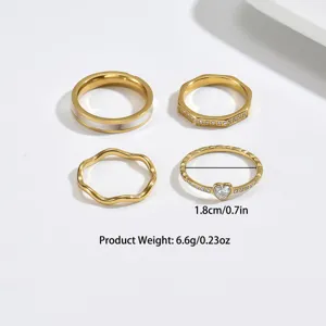 Set de 4 anillos minimalistas dorados con detalles de corazón y nácar, 1,8 cm de diámetro.