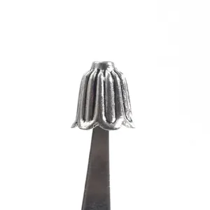 Vue détaillée d'un capuchon de perle en fleur en alliage argent antique pour bijoux DIY.