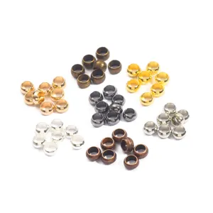 Detailaufnahme von Kupfer-Abstandsperlen in verschiedenen metallischen Farben für DIY-Schmuck