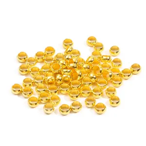 Makroansicht von goldenen Kupfer-Positionierungsperlen für DIY-Schmuckarbeiten