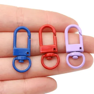 Vue détaillée de mousquetons pivotants en métal coloré en forme de U pour porte-clés DIY
