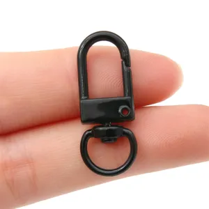 Vue détaillée d'un fermoir mousqueton en métal peint noir pour accessoires DIY.