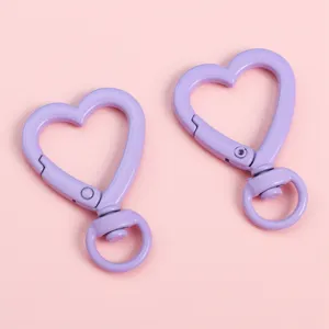 Due moschettoni a forma di cuore viola chiaro per la creazione di portachiavi fai da te