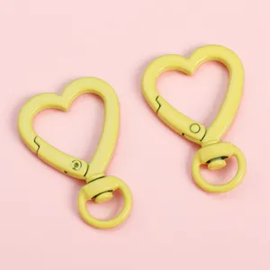 Vista macro di accessori portachiavi a forma di cuore in lega gialla