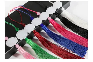 Vista dettagliata di nappe in seta stile cinese con ciondoli a fiore per artigianato