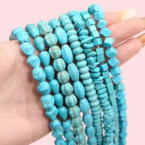 Vue détaillée de diverses perles de turquoise bleue de formes variées pour la création de bijoux