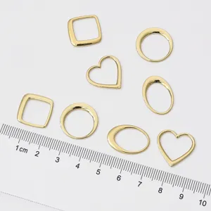 Vista detallada de varios componentes geométricos para joyas chapados en oro de 14K