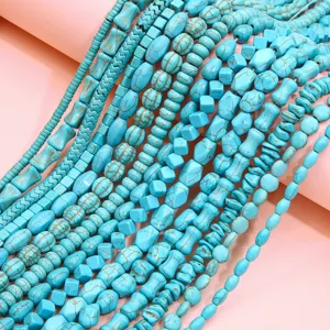 Gros plan de diverses formes de perles turquoise pour la création de bijoux faits main.