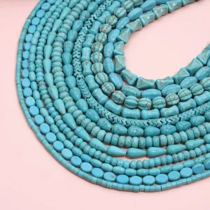 Vue détaillée de perles de turquoise rondes, en goutte et en tube pour la création de bijoux DIY