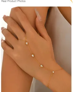 Vista detallada de una elegante pulsera de cadena para mano dorada con circonitas lágrima
