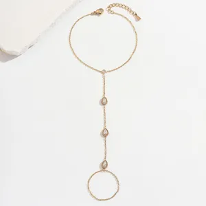 Elegante pulsera de mano dorada con tres brillantes circonitas en forma de gota de agua.