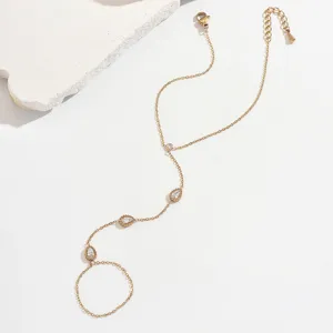 Elegante pulsera de cadena de mano dorada con circonitas en forma de gota para un look.