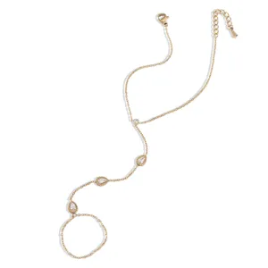 Pulsera de esclava dorada con circonitas en forma de gota para un look minimalista.