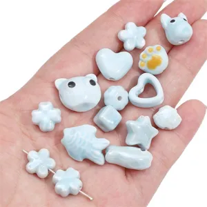 Assortiment de perles en céramique bleu clair en formes de chat, d'étoile et de cœur pour bijoux