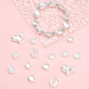 Detailweergave van unieke witte hart- en schelparels voor het maken van DIY-sieraden