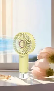 Detailopname van een lichtgele draagbare USB-nevelventilator met waterreservoir