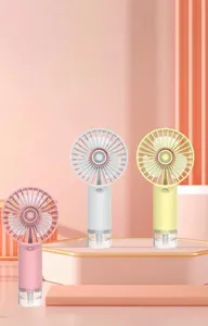 Drie kleuren draagbare USB mini ventilatoren op een pastel display.