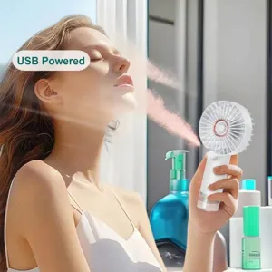 Draagbare witte handventilator met verkoelende spray getoond in een lifestyle badkameromgeving