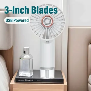 Draagbare witte handvernevelingsventilator met 3-inch bladen en USB-voeding op nachtkastje