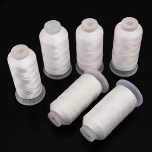 Primo piano di fili per perline in nylon bianco per la creazione di gioielli fai da te