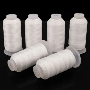 Dettaglio del cavo di nylon bianco per la creazione di gioielli fai-da-te